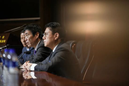 我们坚信通过与ECA（欧洲俱乐部协会）、欧足联和国际足联的牢固关系，我们能够与英超联赛、英足总和其他欧洲俱乐部合作。